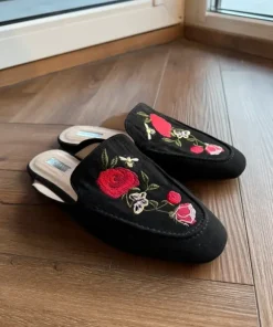 Klapki mule zamszowe czarne z haftowanym wzorem Primark