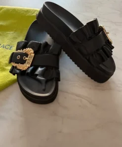 Klapki Versace ze złotą klamrą