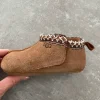 Käyttämättömät UGG:n pipo ja tossut