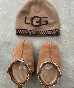 Käyttämättömät UGG:n pipo ja tossut