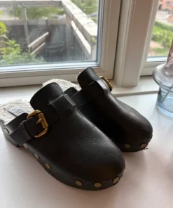 Leather clogs
