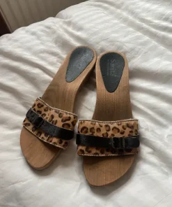 Leopard clogs
