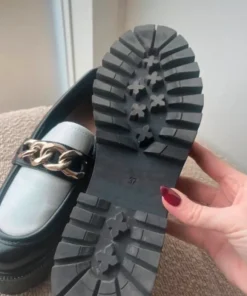 Loafers med guld detaljer