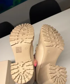 Loafers med høje hæle sælges