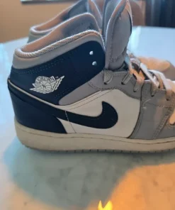 Nike Air Jordan 1 Mid – grå/vit/blå– strl 38