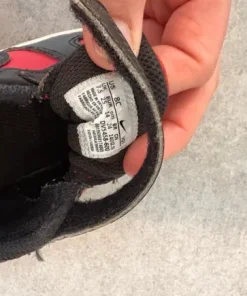 Nikeskor i storlek 25