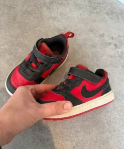 Nikeskor i storlek 25