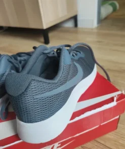 Nowe nie noszone Buty Nike Tanjun 42
