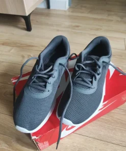 Nowe nie noszone Buty Nike Tanjun 42