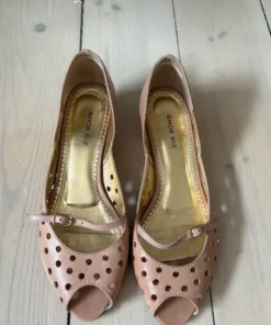 Nude vintage ballerina