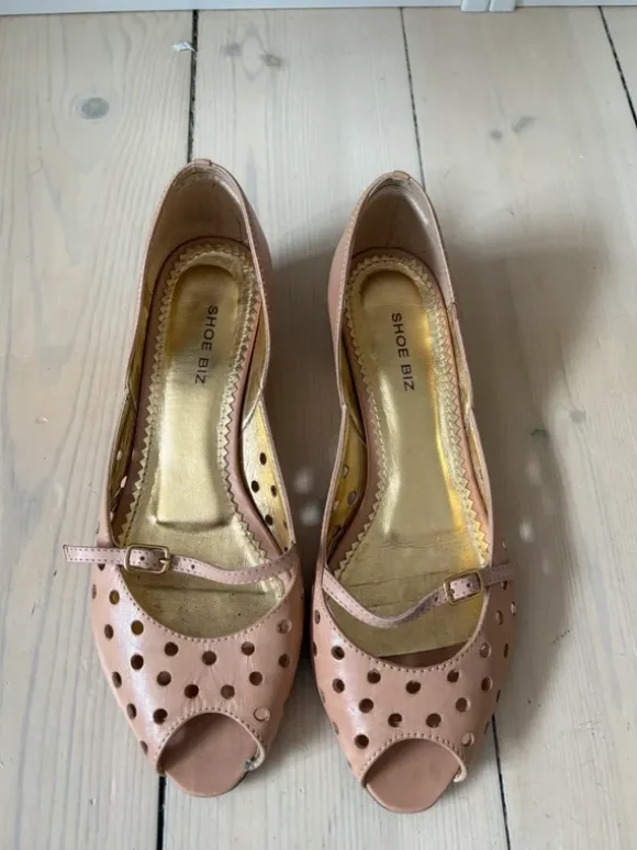 Nude vintage ballerina