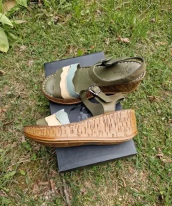 Nya skinnsandaler i khaki