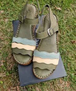 Nya skinnsandaler i khaki