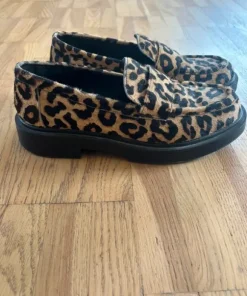 Oanvända loafers i leopardmönstrat skinn