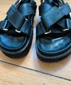 Phenumb sandaler