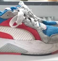 Puma sneakers 23 cm Foam innersula.Undersulan sliten vid hälarna.