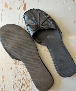 Sandaler i svart skinn. Stl. 39.