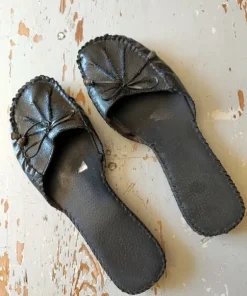 Sandaler i svart skinn. Stl. 39.