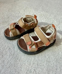 Sandaler med remmar