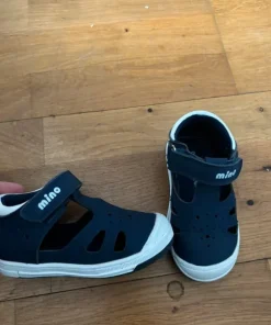 Sandaler med stängd tå