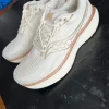 Saucony RIDE 18 Väglöparskor vanilla i stolek 42.5