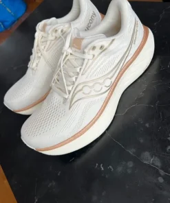 Saucony RIDE 18 Väglöparskor vanilla i stolek 42.5
