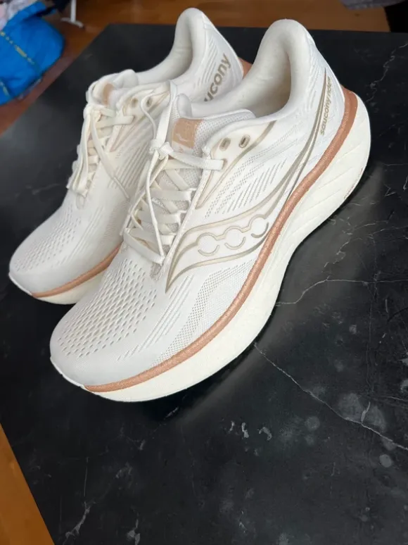Saucony RIDE 18 Väglöparskor vanilla i stolek 42.5