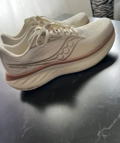 Saucony RIDE 18 Väglöparskor vanilla i stolek 42.5