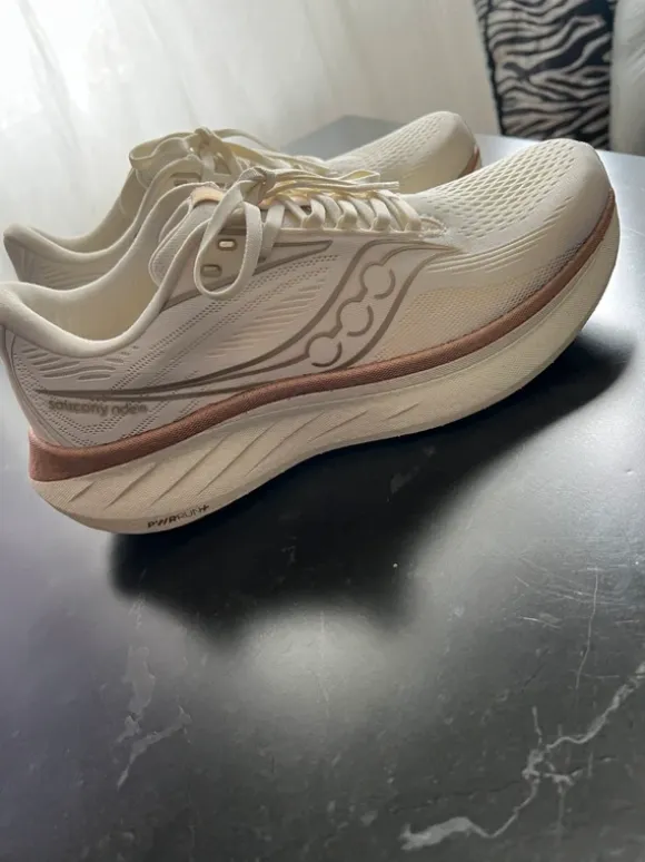 Saucony RIDE 18 Väglöparskor vanilla i stolek 42.5