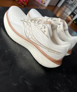 Saucony RIDE 18 Väglöparskor vanilla i stolek 42.5