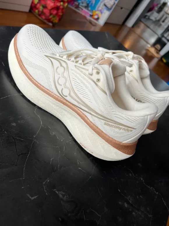 Saucony RIDE 18 Väglöparskor vanilla i stolek 42.5