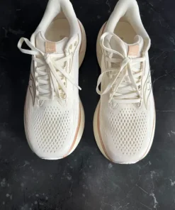 Saucony RIDE 18 Väglöparskor vanilla i stolek 42.5