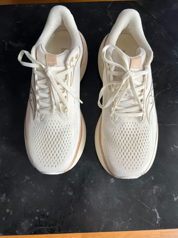 Saucony RIDE 18 Väglöparskor vanilla i stolek 42.5