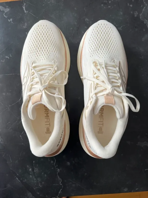 Saucony RIDE 18 Väglöparskor vanilla i stolek 42.5