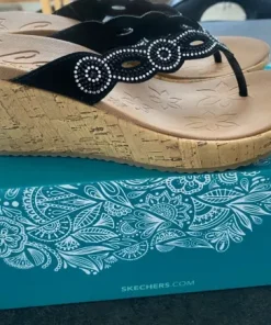 Sketchers flip flops med kilehæl