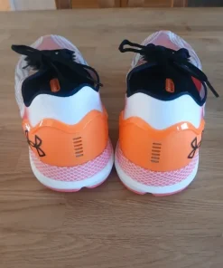 Skor i nyskick från Under Armour storlek 44,5