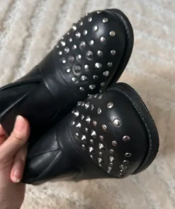 Skórzane buty z ćwiekami