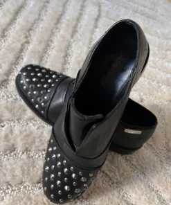 Skórzane buty z ćwiekami