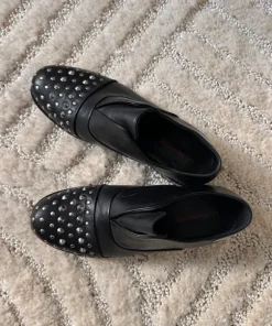Skórzane buty z ćwiekami