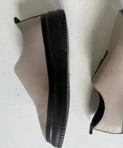 Skórzane wsuwane sneakersy Bombonella – beż/czerń, wygodne, minimalistyczne