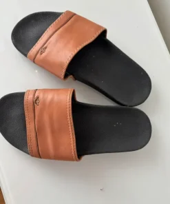 Slides med brun rem, strl 43