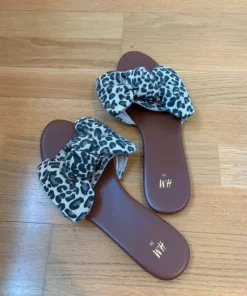 Slip-in skor med rosett i leopard
