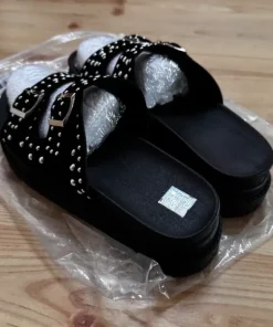 Slippers med hævet hæl