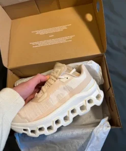 Sneakersy On Cloud monster Void