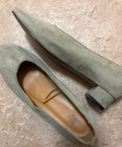 Snygga beige/taupe klackskor från H&M strl 39