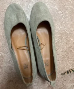 Snygga beige/taupe klackskor från H&M strl 39