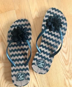 Snygga flip-flops från Koala Bay med blomma