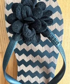 Snygga flip-flops från Koala Bay med blomma