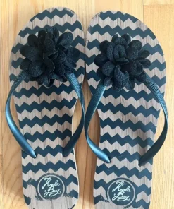 Snygga flip-flops från Koala Bay med blomma