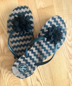 Snygga flip-flops från Koala Bay med blomma
